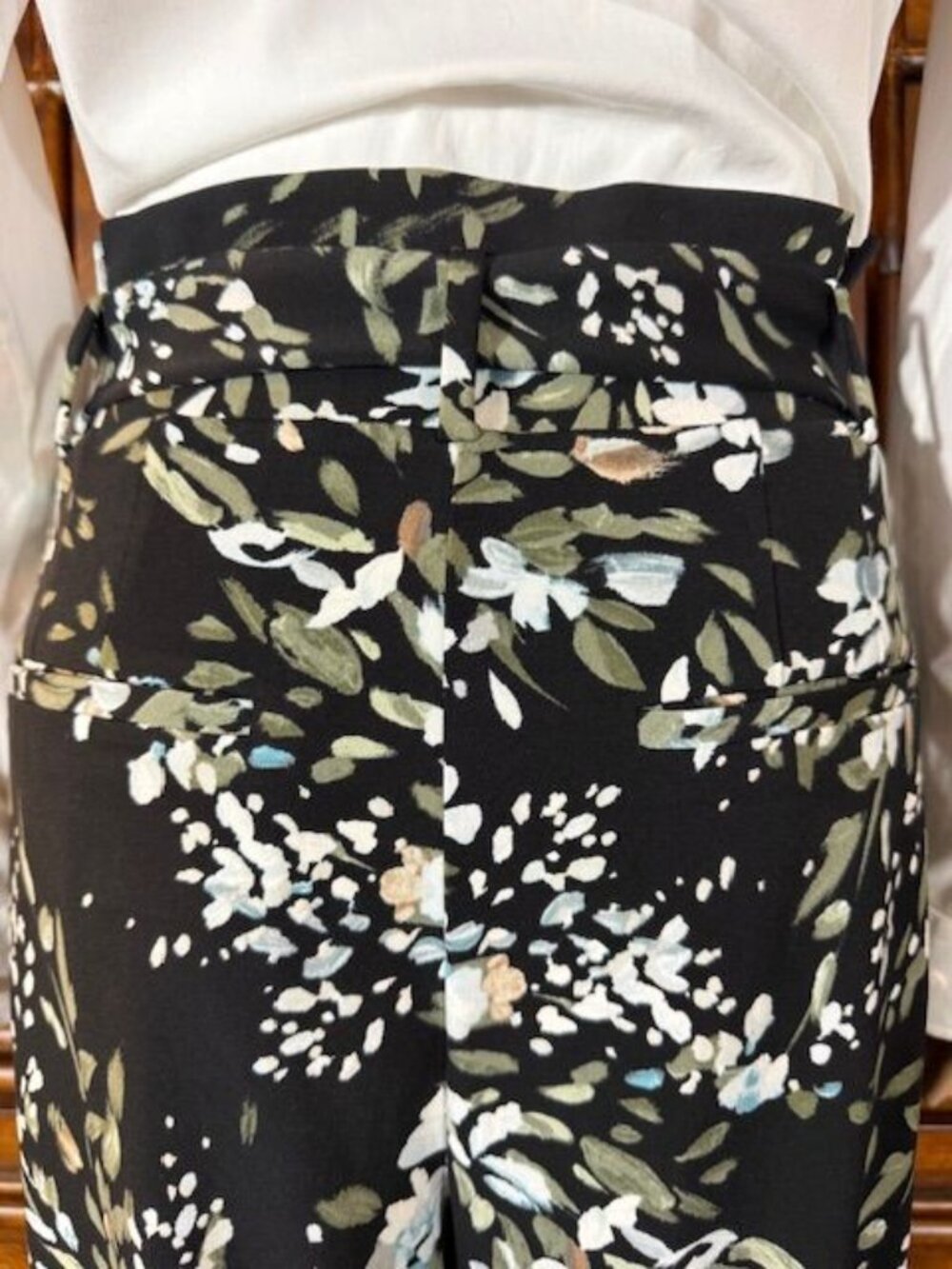 White House Black Market Aqua Floral Pleat Waist Belted 'The Tapered Ankle' Pant - Picture 8 of 13